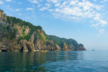 遊覧船から見る荒々しい三陸海岸海