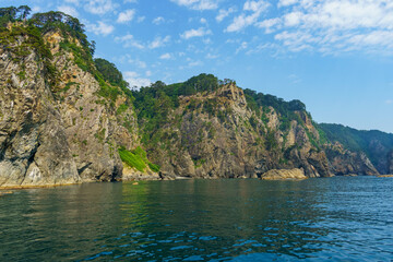 遊覧船から見る荒々しい三陸海岸海