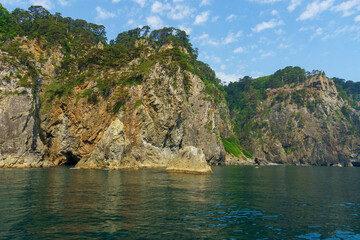 遊覧船から見る荒々しい三陸海岸海