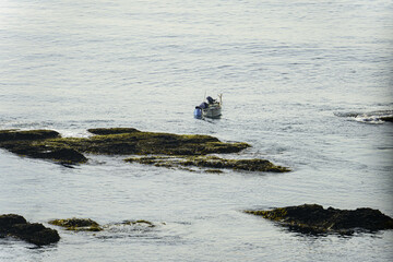 早朝から漁をする小舟