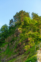 青空の映える切り立った海の岸壁