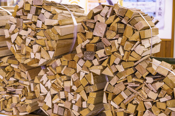 束ねられた燃料用の薪