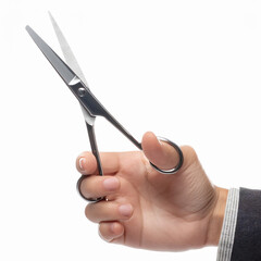 mano sostiene tijera, aislada, fondo blanco