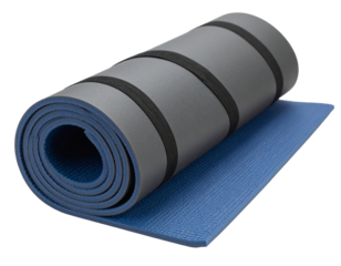 Esteras de yoga enrolladas en colores verde, negro y azul sobre fondo limpio