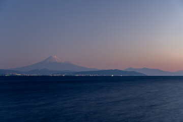 石津浜から望む夜明け前の富士山（焼津市）：
Mount Fuji Before Sunrise Seen from Ishizuhama Beach, Yaizu