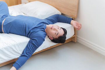 寝相が悪い男性