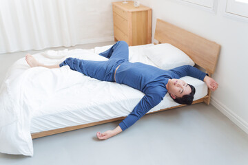 寝相が悪い男性