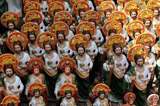 Figuras de San Judas Tadeo, tradici&oacute;n religiosa en la Ciudad de M&eacute;xico.