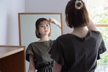 身支度をするハーフの女性