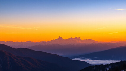 Obraz premium Mountain landscape with alpine meadow and colorful forest at sunset.