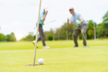 Obraz premium Asian man and elderly father are enjoy playing golf together with a good time.