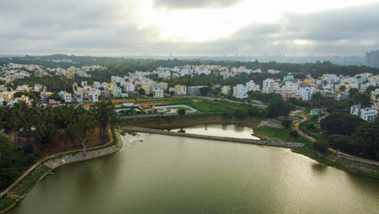 Fototapeta premium 4K Drone View of Kengeri, a Bustling Suburb of Bangalore | Mysore Road, Kengeri Satellite Town, Jnanabharathi Layout, Valgerahalli, Rajarajeshwari Nagar, Urban Expansion in South India