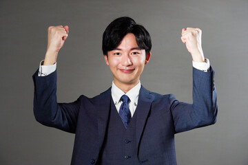 ビジネスマン　ガッツポーズ　黒背景