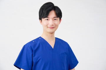医者・看護師・歯科医師・介護士　男性　ポートレート　白背景　カメラ目線
