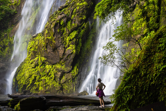 
Khlong Lan Waterfall is one of the most beautiful and grand waterfalls in Thailand. Below it is a large pool where you can swim. It is located in Khlong Lan National Park, Kamphaeng Phet