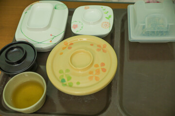 蓋をあける前の配膳された病院食
