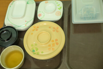 蓋をあける前の配膳された病院食
