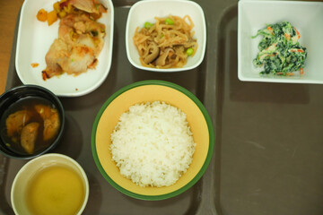 低カロリー減塩病院食（ご飯、チキンソテー、切り干し大根、ナスの味噌汁、ほうれん草のあえ物）
