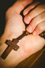 Obraz premium Hand holding rosary beads