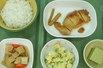 病院食、ご飯、チキンステーキ、高野豆腐、ポテトサラダ
