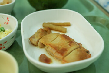 病院食、チキンステーキ、ポテトサラダ
