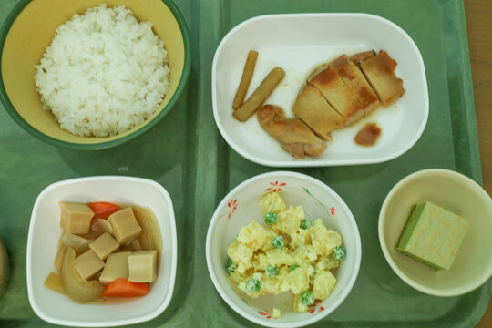 病院食、ご飯、チキンステーキ、高野豆腐、ポテトサラダ
