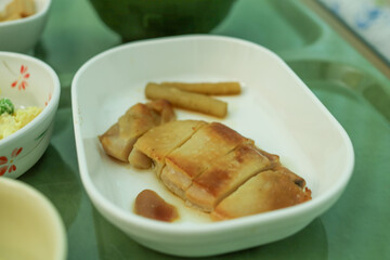 病院食、チキンステーキ、ポテトサラダ
