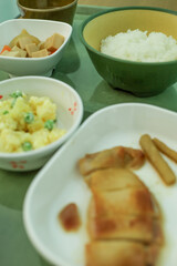 病院食、ご飯、チキンステーキ、高野豆腐、ポテトサラダ
