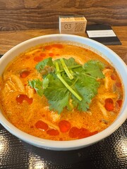 東京神楽坂のタイ料理屋のトムヤムクンヌードル（シンハービール）