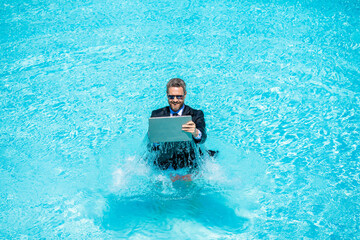 Business freelancing. Businessman on summer vacation. Businessman blogger. Freelance man has online...