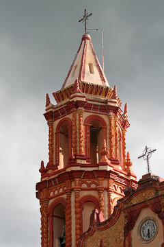 Iglesia y convento de la Misi&oacute;n franciscana de Jalpan de Serra en la Sierra Gorda de Quer&eacute;taro, M&eacute;xico. Torre campanario.