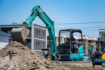 小型ショベルカーで住宅地の造成作業をする作業員