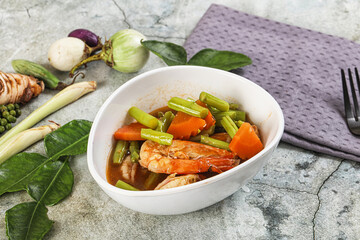 Prawn with asparagus and spices
