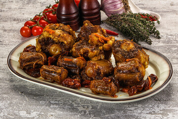 Baked oztail with tomato and carrot