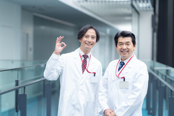 病院で打ち合わせをする医者　撮影協力：スカパー東京メディアセンター