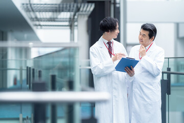 病院で打ち合わせをする医者　撮影協力：スカパー東京メディアセンター