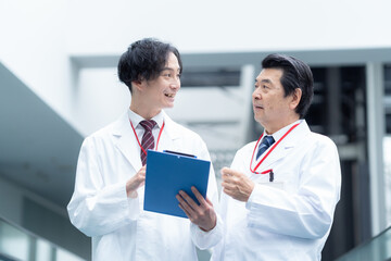 病院で打ち合わせをする医者　撮影協力：スカパー東京メディアセンター