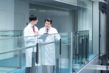 病院で打ち合わせをする医者　撮影協力：スカパー東京メディアセンター