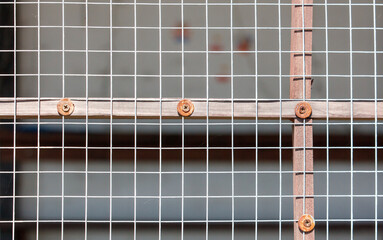 Obraz premium A window with a wooden frame and a metal grid