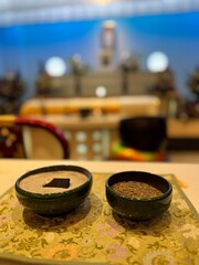 日本の仏教葬儀の一場面と祭壇風景