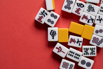 赤背景に並ぶマージャン牌
