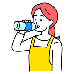 水分補給をするエプロン姿の女性