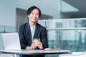 オフィスで仕事をするエンジニア　撮影協力：撮影協力スカパー東京メディアセンター