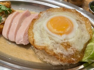 Hainanese chicken rice with sous-vide chicken and fried chicken, served with a fried egg
