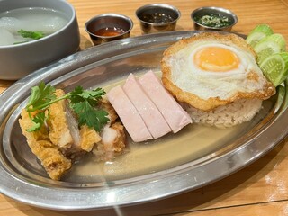 Hainanese chicken rice with sous-vide chicken and fried chicken, served with a fried egg