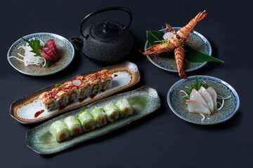 Assortiment de gambas et sushi traditionnel japonais