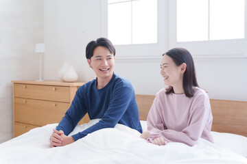 朝起床した夫婦