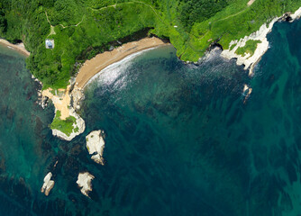 石川県加賀市・加佐ノ岬をドローンで真上から撮影した高解像度パノラマ写真。緑豊かな岬と砂浜、透明な日本海が美しく調和する自然景観で、観光や自然風景素材に最適です。