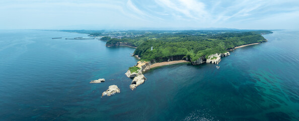石川県加賀市・加佐ノ岬のパノラマ写真。日本海と緑豊かな岬の絶景をドローンで空撮。観光などの用途に。
