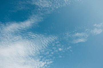 ふわふわした薄い雲と夏のようなさわやかな青空　風に流れる雲と美しい天気　	
